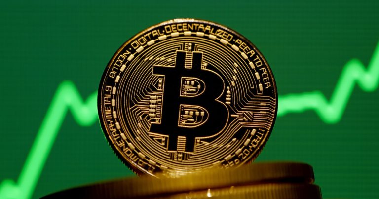 بیت کوین در آستانه رسیدن به ۷۰ هزار دلار؟