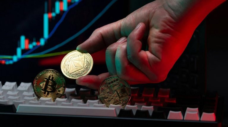 ماجرای سود ۱۴ میلیون‌ دلاری یک تریدر باهوش از ریزش بازار؛ راز موفقیت او چه بود؟